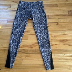 Onzie snakeskin mesh ankle panel accent shaper legging in chamber. M/L